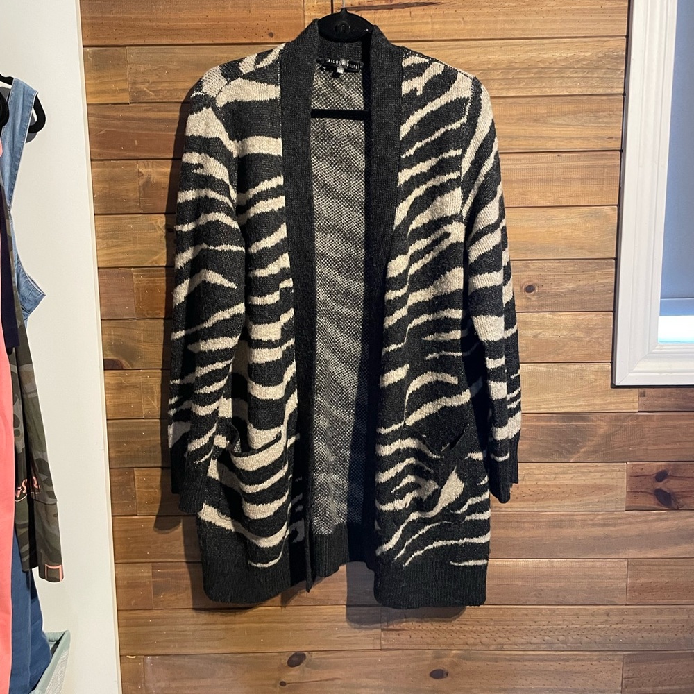 Chic Zebra Pattern Cardigan - Picture 2 of 5